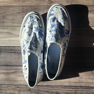 Mossimo size 10 white/blue slip on shoes